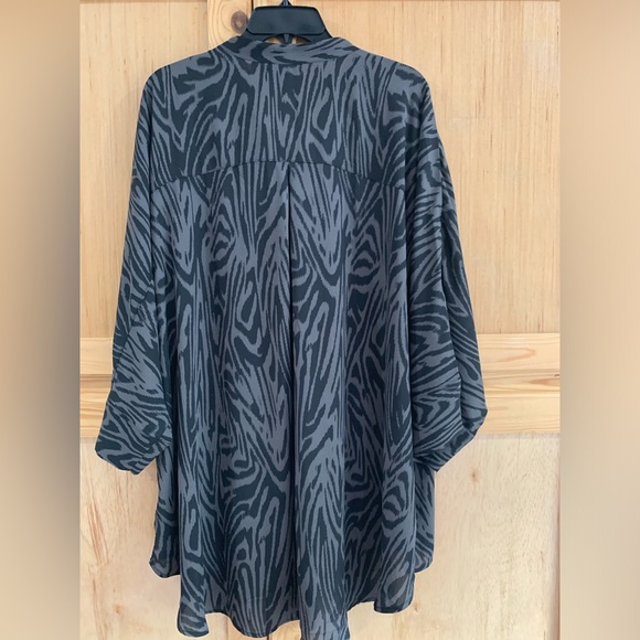 Torrid black gray zebra chiffon kimono shirt blouse size 3 (3X) - Picture 3 of 5